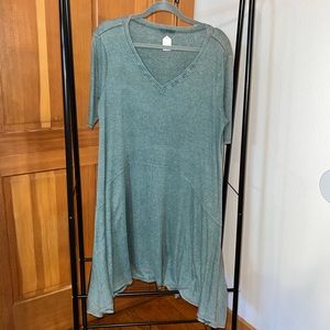 Green 2X Easel short sleeve dress.